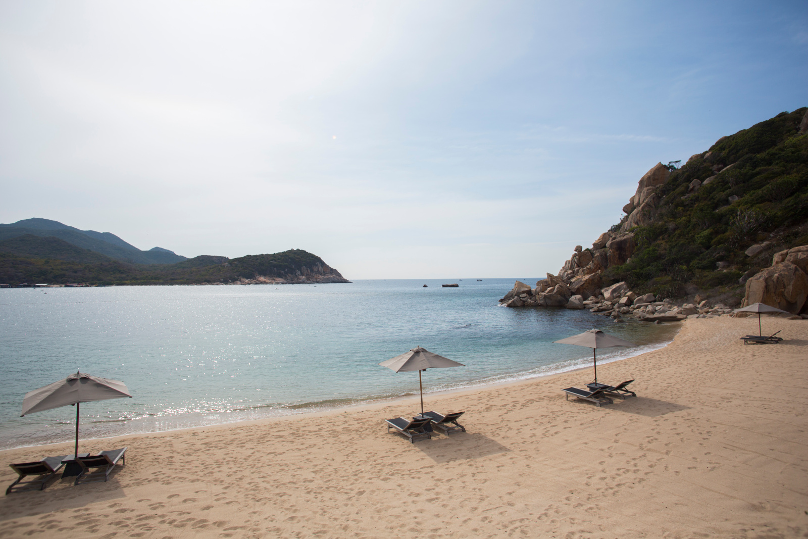 Bãi biển riêng yên bình của Amanoi, nổi bật với làn nước trong xanh và không gian thư giãn tuyệt đối.